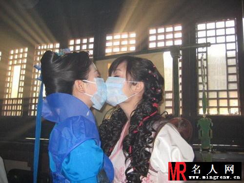 杨幂刘诗诗同一天公布喜讯 好姐妹昔日热吻照曝光(1)