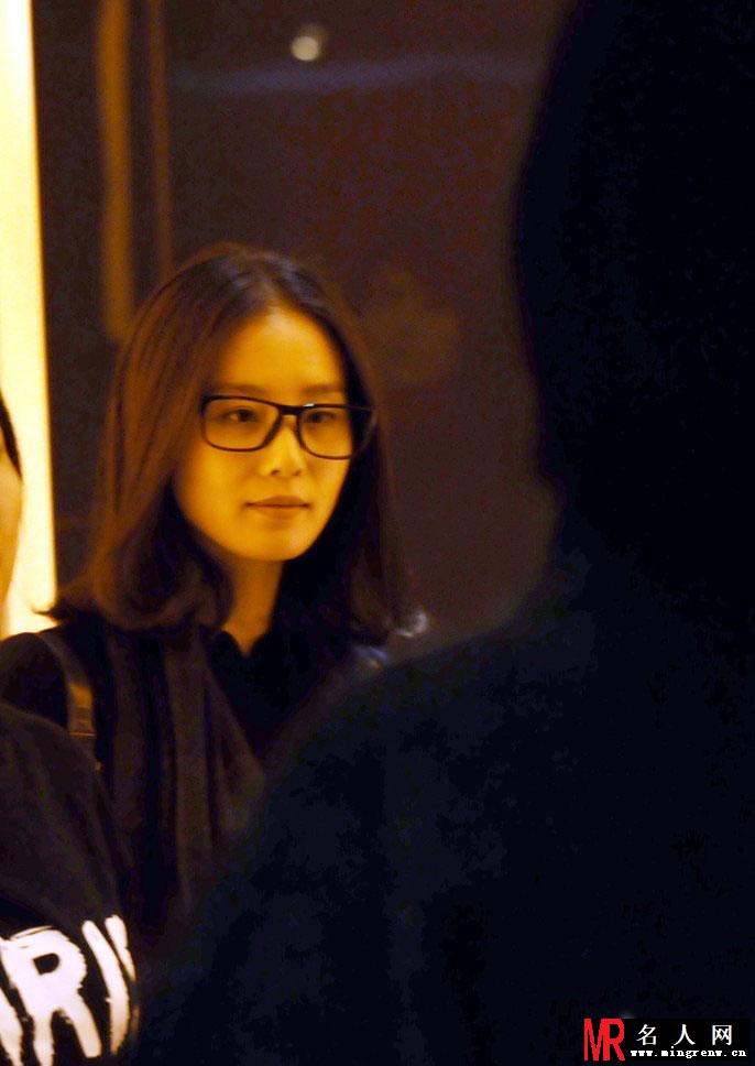 刘诗诗素颜现身 披头散发显憔悴(1)