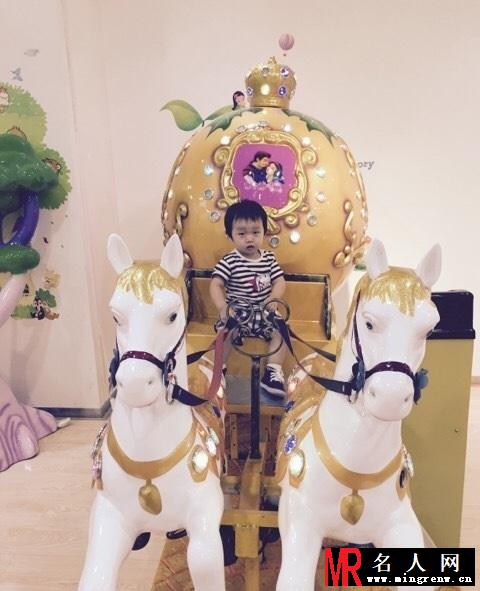 皓皓过生日妈妈送祝福 迷你轩成新晋小萌神(1)