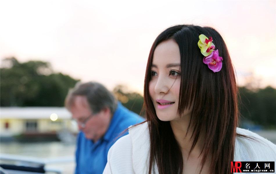 陶红白色长袍度假写真 女神展现悠闲笑容(1)