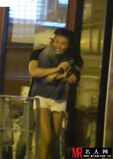 王敏德爱女王丽嘉恋与男友逛街 当街被摸胸(1)