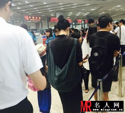 王菲携女儿李嫣现身机场 网友大呼女神好美(1)
