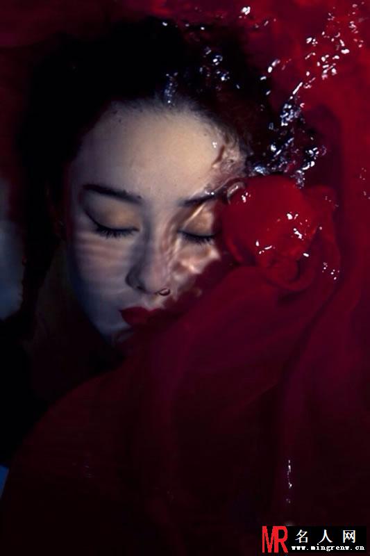 张馨予曝光一组魔幻写真 浪漫妖艳美不胜收(1)