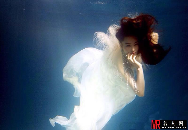 张馨予曝光一组魔幻写真 浪漫妖艳美不胜收(1)