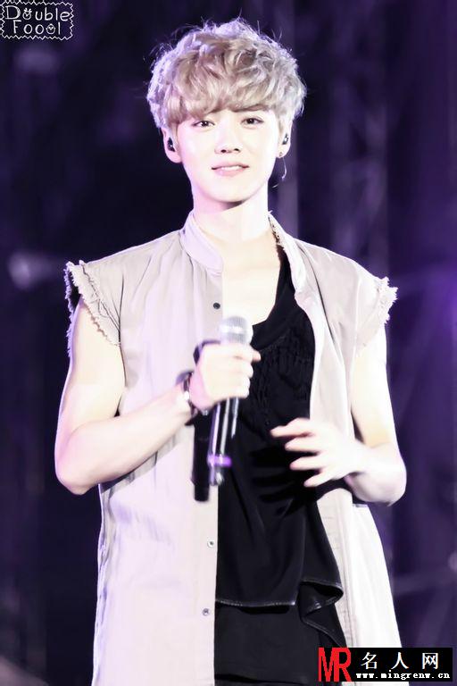 鹿晗2014年韩国一巡演唱会露出双臂小鲜肉也性感(1)