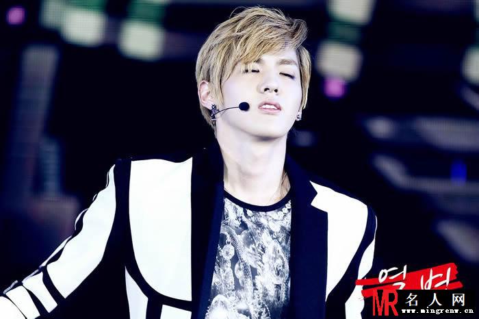 吴亦凡2012年新加坡SMT激情演唱掀起全场高潮(1)