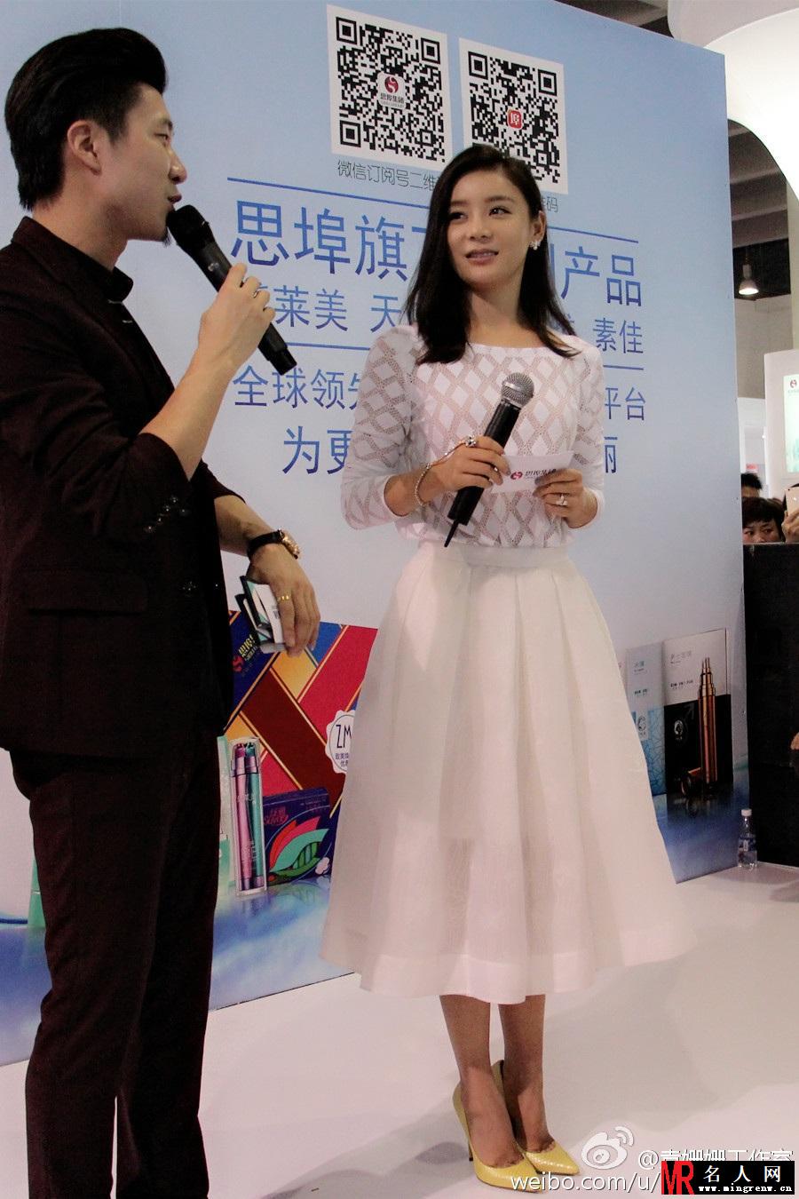 袁姗姗代言产品卖脱销 白色透视裙显纯美(1)