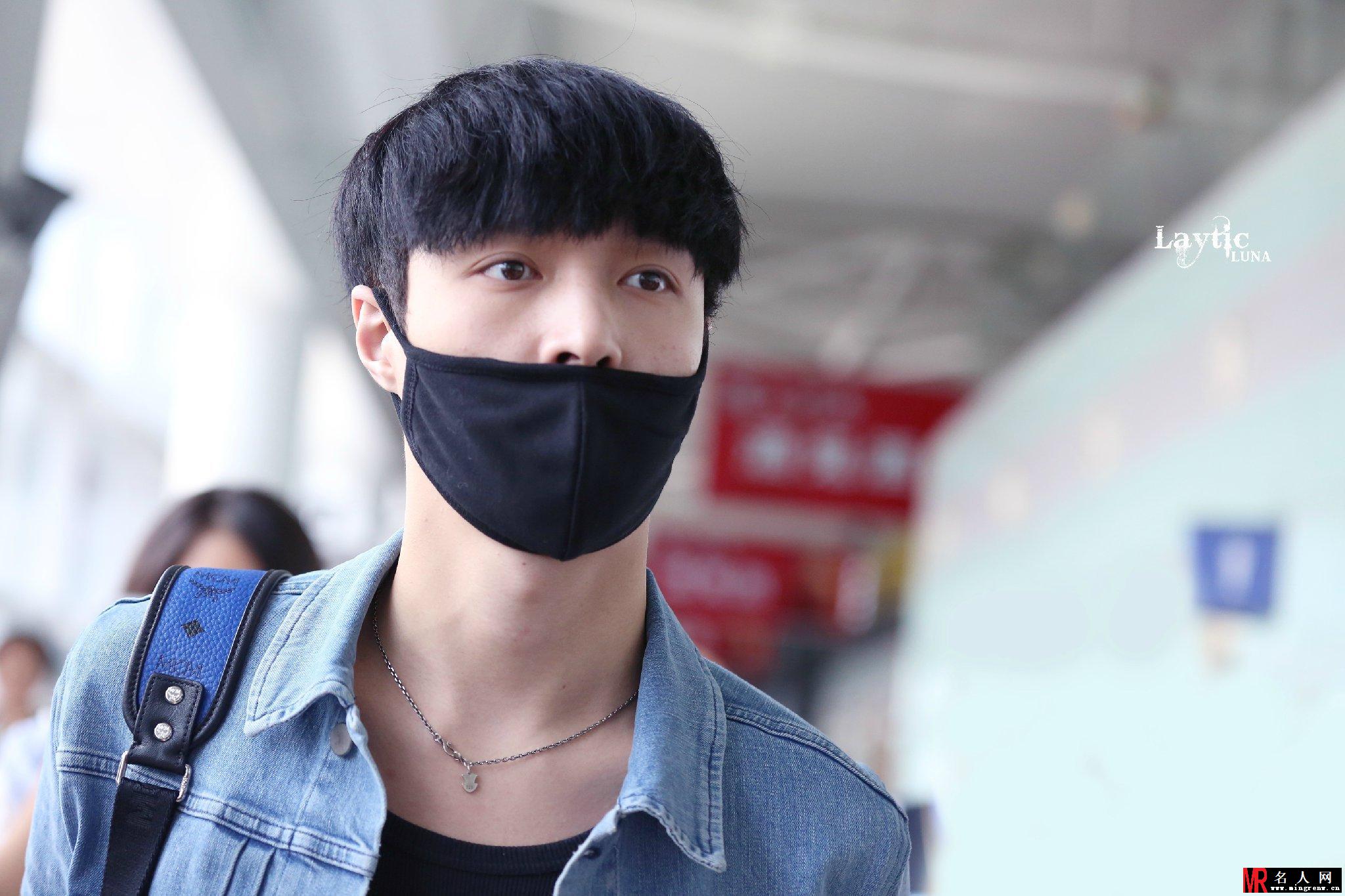 EXO张艺兴2014年7月现身黄花机场阳光帅气(1)