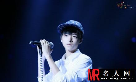 TFBOYS获得奖项 倾情演唱并与王力宏合照(1)
