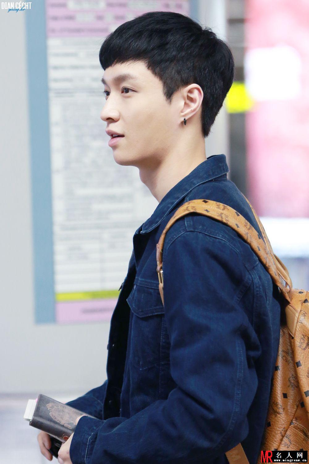 EXO张艺兴2015年4月现身机场黄色双肩包抢眼(1)