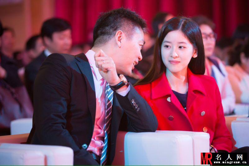 刘强东“众创学院”演讲 奶茶妹妹全程陪伴(1)