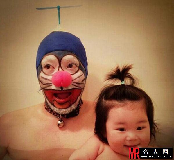 日本逗比父女雷人洗澡自拍 不能好好的洗澡了(1)