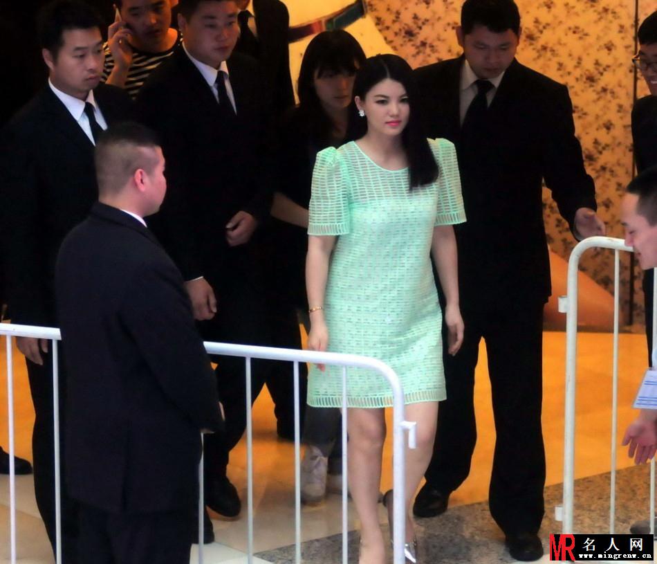 李湘挺孕肚参加商业活动 难掩圆润身材(1)