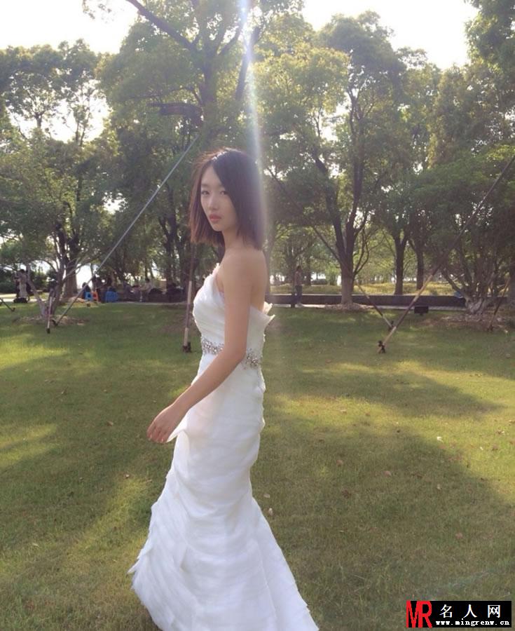 周冬雨曝婚纱照 邻家女孩一秒变女神(1)