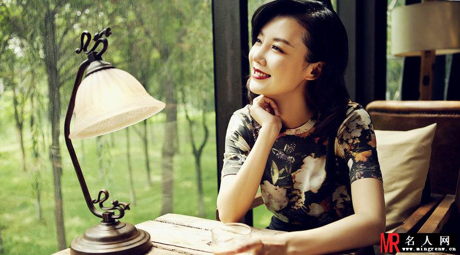 车晓全新复古大片 尽显优雅女人味(1)