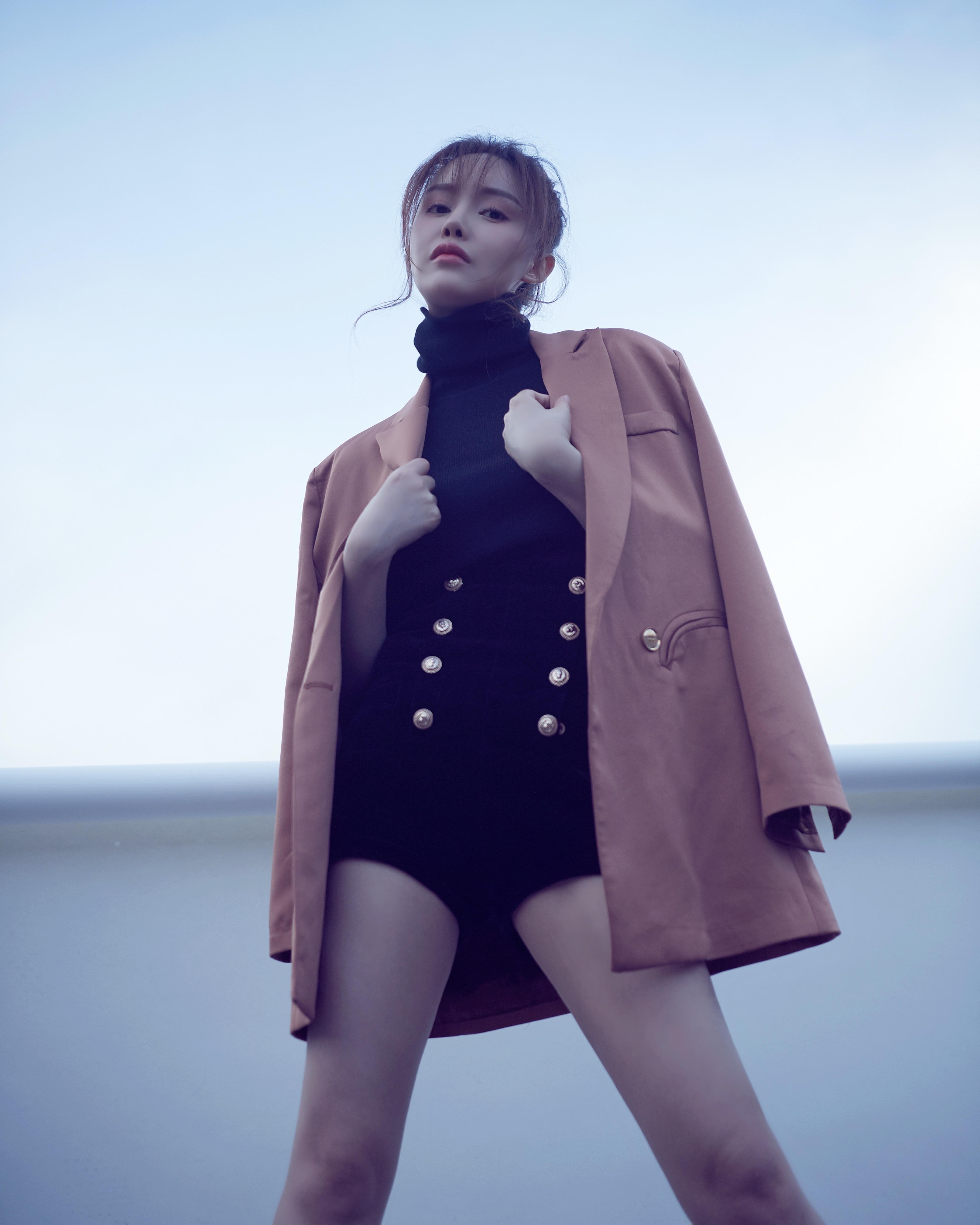 演员高溜最新写真 大长腿吸引眼球(1)