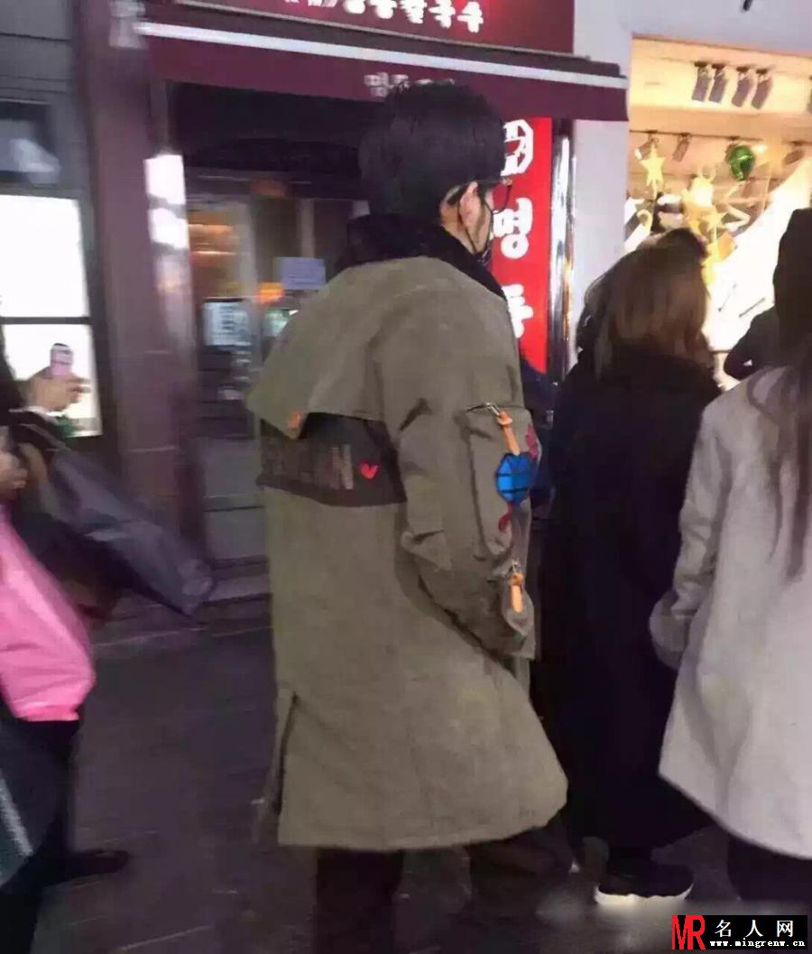 周杰伦陪昆凌韩国扫货 牵手似初恋情侣(1)