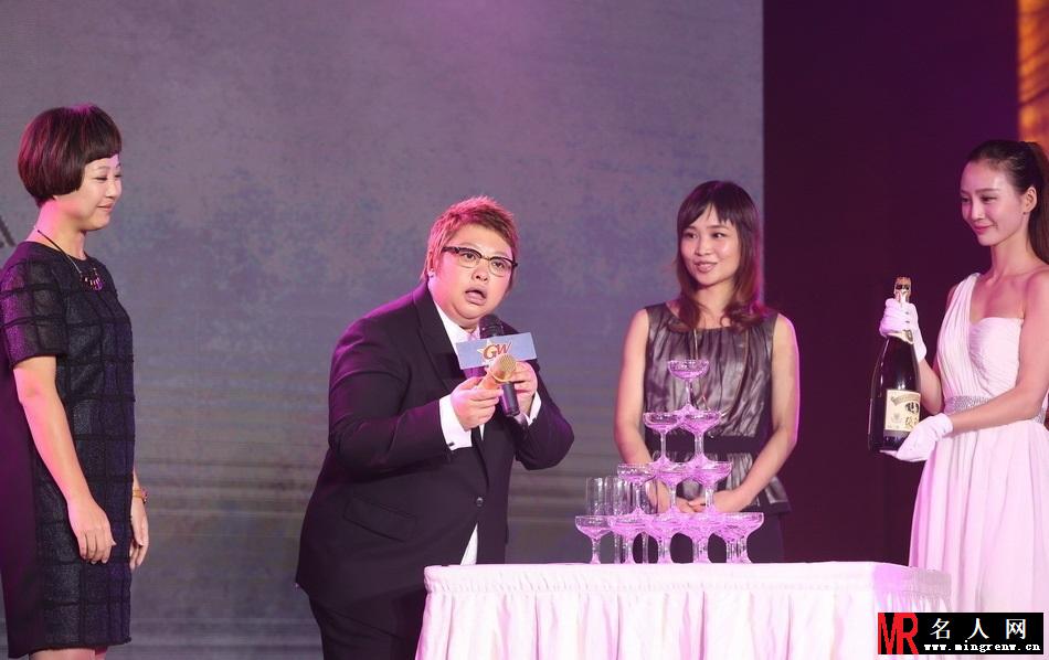 韩红揭巡演场次谈黄晓明婚礼:不会帮挡酒(1)
