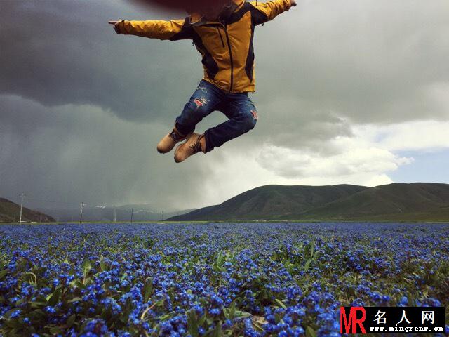 腊肉不老！黄渤置身花海展现惊人弹跳力(1)