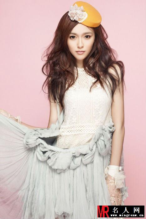 唐嫣2013年单曲《糖心》写真 白色连衣裙大秀窈窕身材(1)