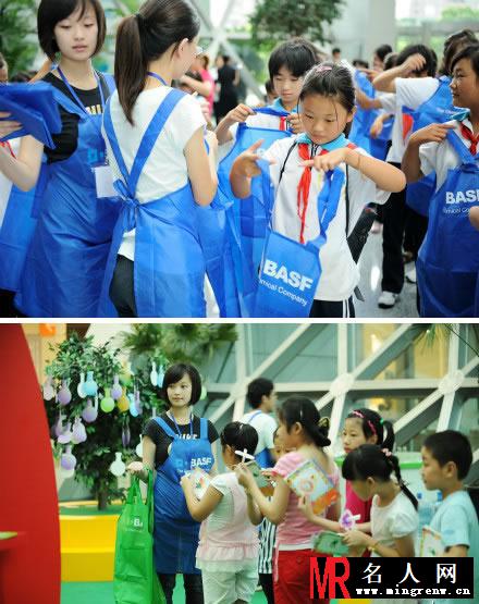 倪妮2008年参加公益活动BASF小小化学家志愿者(1)