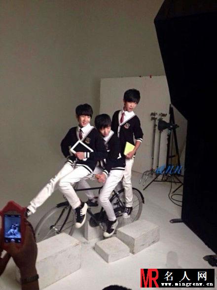 TFBOYS代言步步高广告 和何炅老师合照(1)