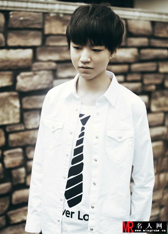 TFBOYS王俊凯生活照 小正太被御姐挑逗(1)