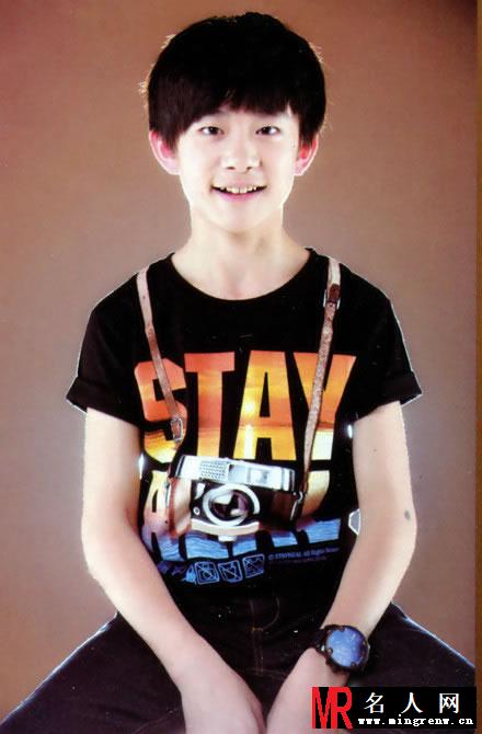 TFBOYS易烊千玺生活照 西瓜雕花惊呆网友(1)