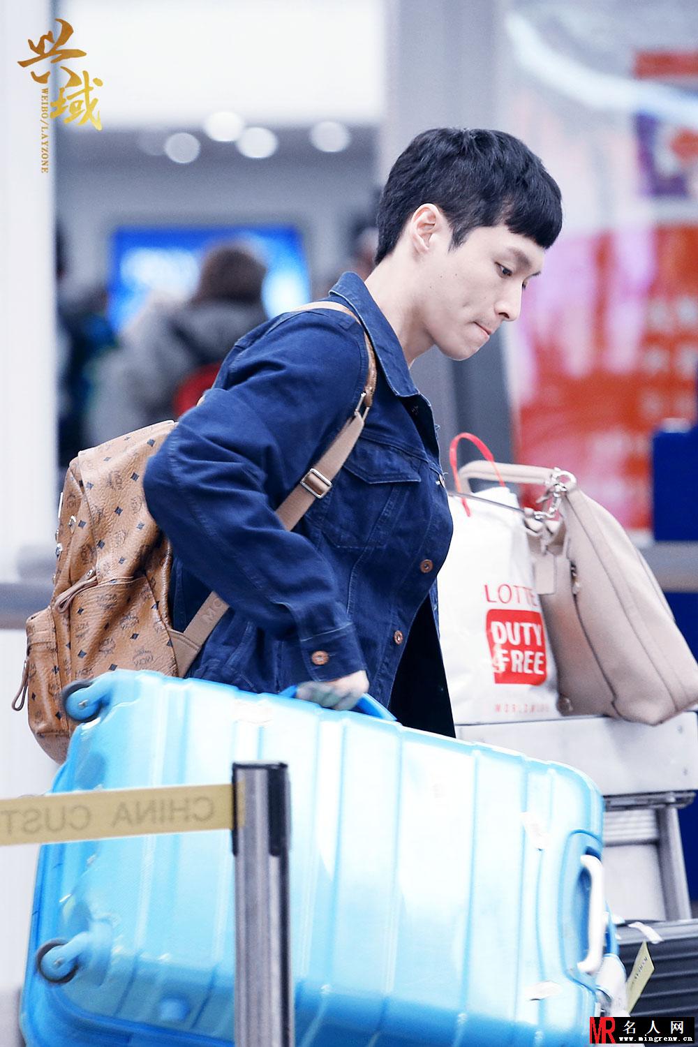 EXO张艺兴2015年4月现身机场黄色双肩包抢眼(1)