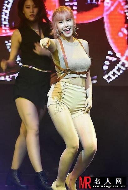 韩女星舞台性感表演巨胸抢镜 任由舞伴摸遍全身(1)
