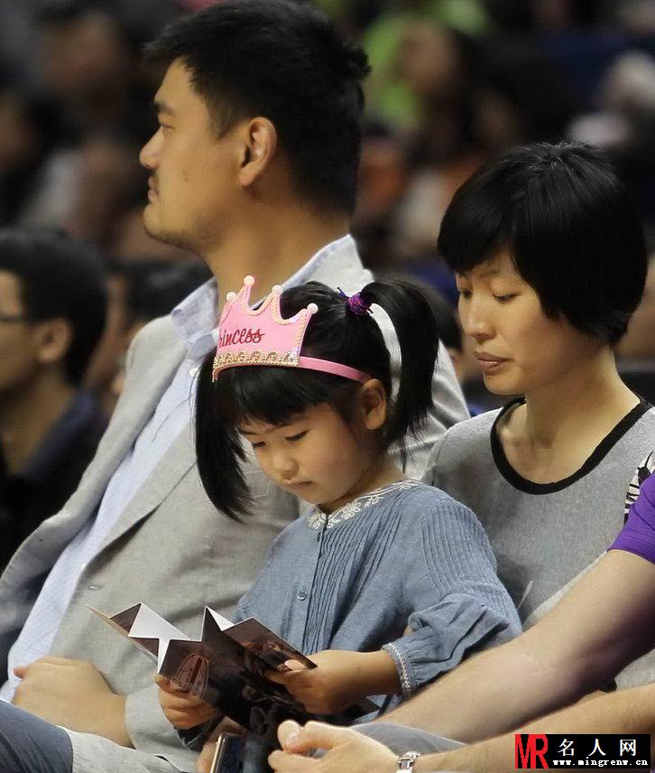姚明携妻女观战NBA 小沁蕾大展运动天赋(1)