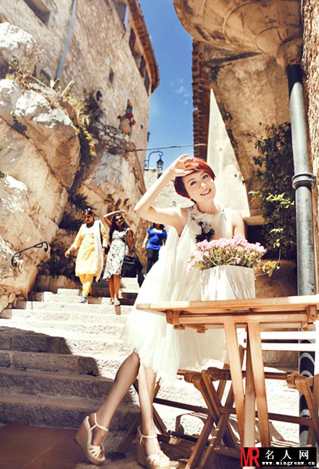 金巧巧异国写真 俏丽红发尽显辣妈风采(1)