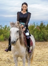 佟丽娅民族服饰写真 骑白马显英姿(12P)