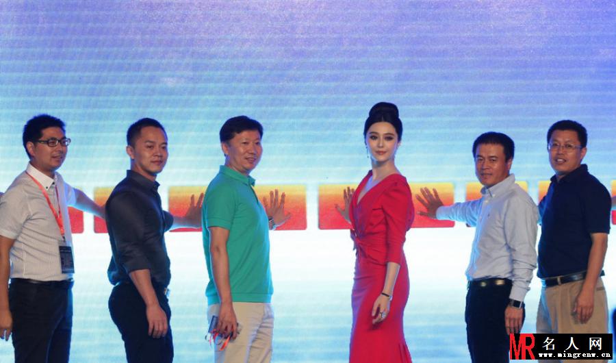 范冰冰红裙亮相 深V诱惑展笑颜(1)