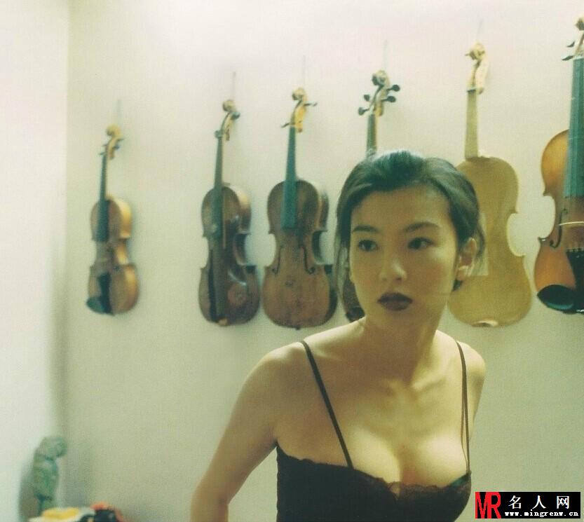 林熙蕾性感叛逆写真 酥胸半露火辣诱人(1)