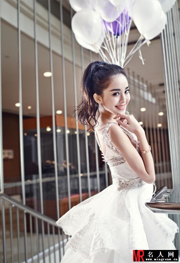 古力娜扎梦幻婚纱写真 纤细身姿展优雅(1)