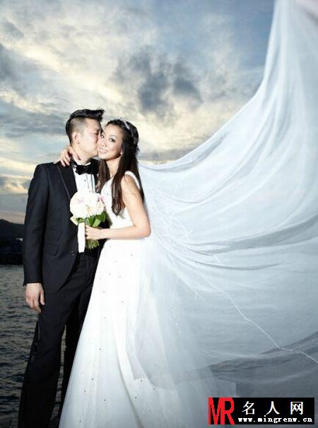 吴辰君晒婚照庆两周年 婚姻幸福满脸甜蜜(1)