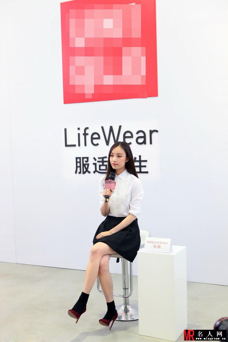 倪妮简约黑白裙现身 笑容甜蜜迷倒众人(1)