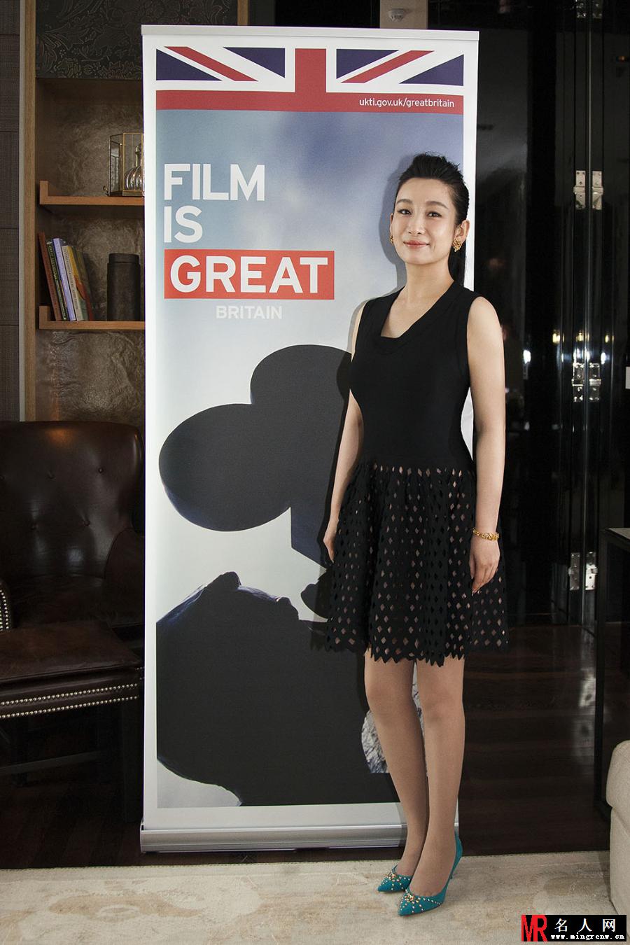 秦海璐黑色短裙优雅现身 担任中英电影大使(1)