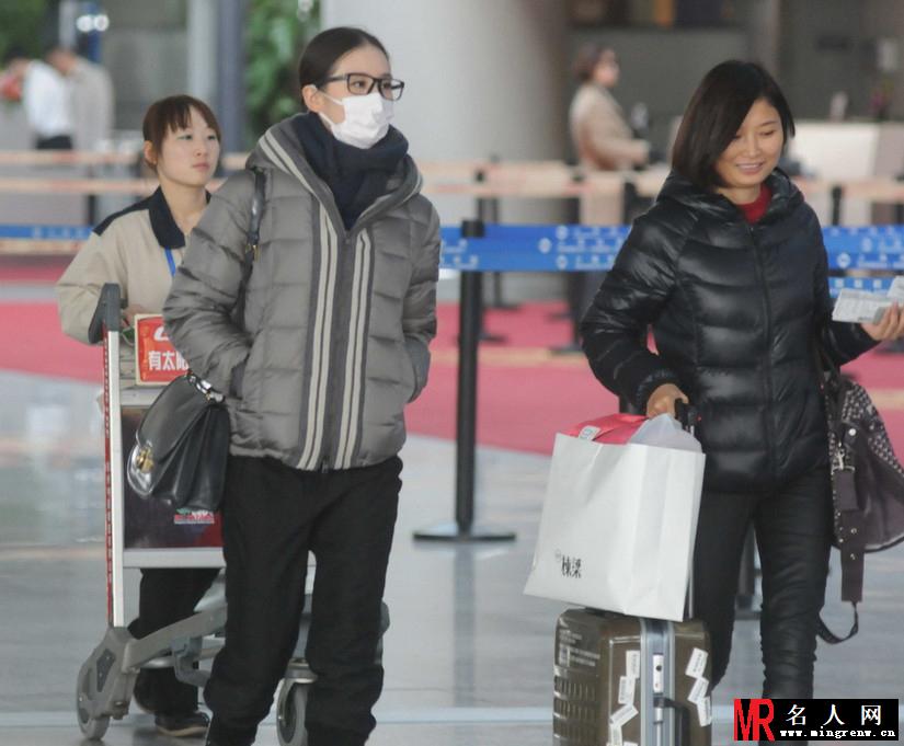 刘诗诗素颜照曝光 戴口罩睡眼惺忪(1)