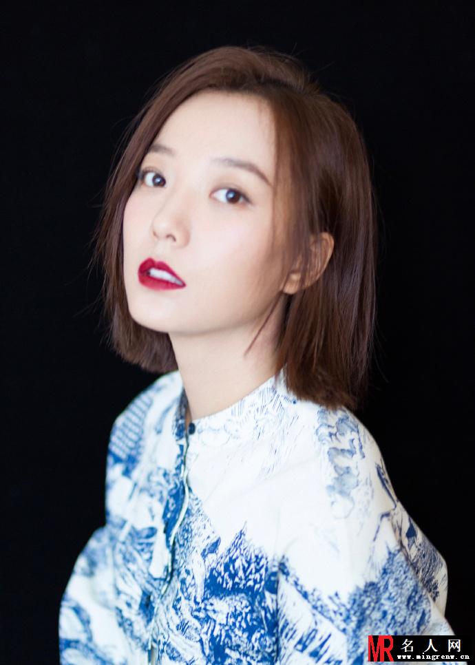 王珞丹中国风短裙搭配红唇 美艳十足(1)