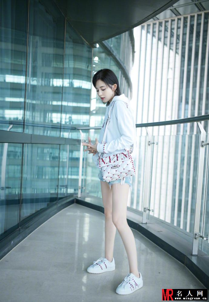 娜扎示范夏季清爽穿搭 少女元气感十足(1)