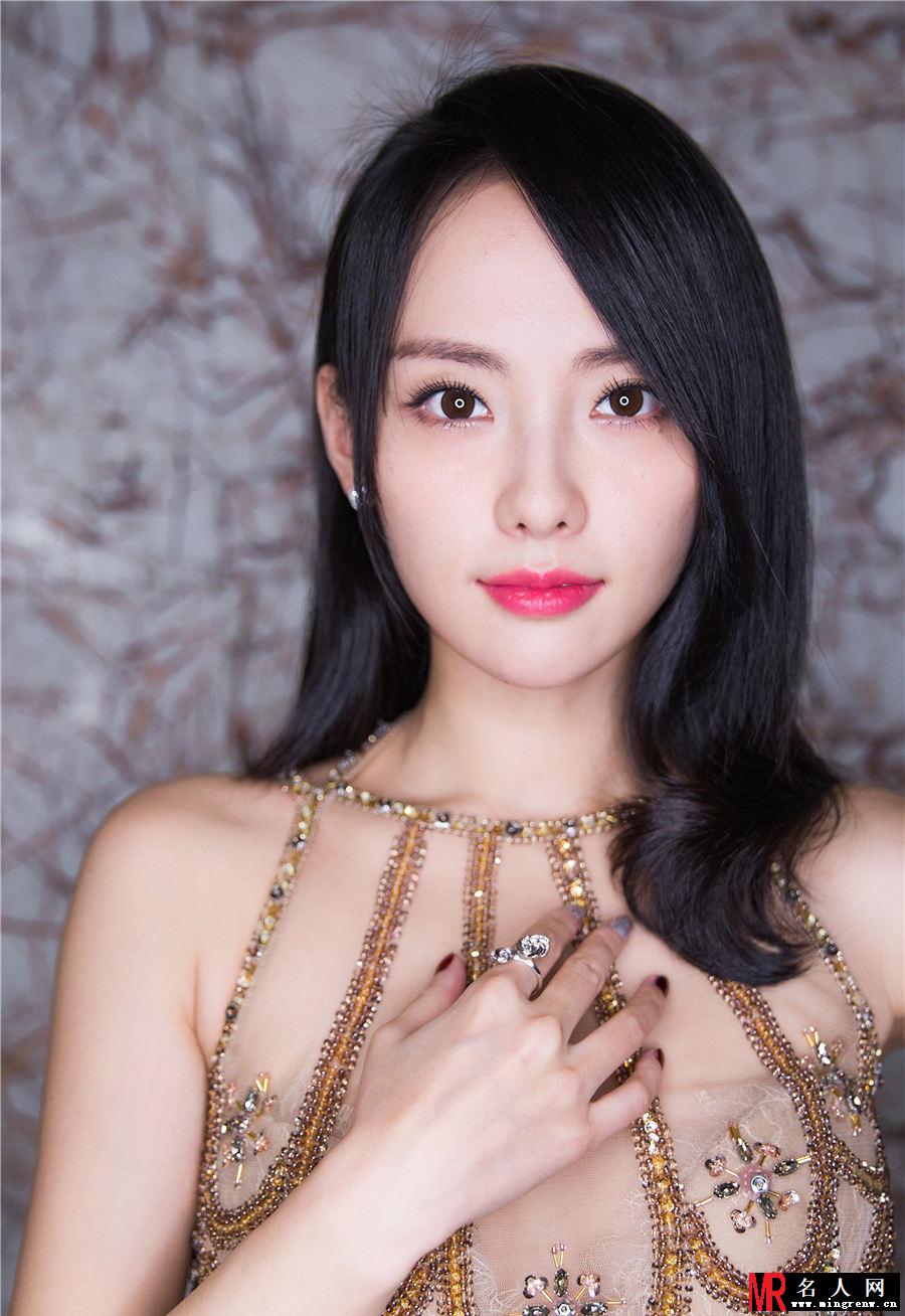 张嘉倪亮相时尚活动 荣获“最具时尚风格女艺人”奖(1)