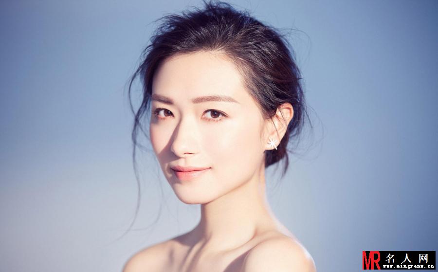 演员万茜清爽大气写真曝光 优雅淡然如一缕微风(1)