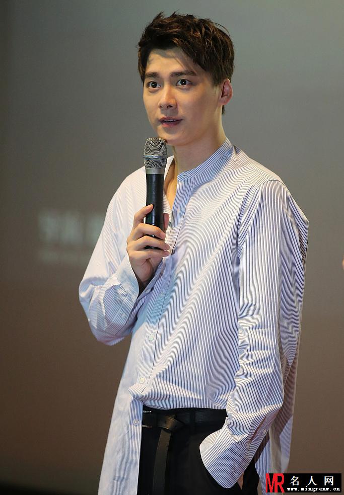 李易峰衬衫半塞裤腰帅气 拒粉丝表白求抱(1)