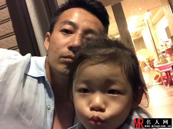 汪小菲晒出与女儿的合照 小玥儿表情多变(1)