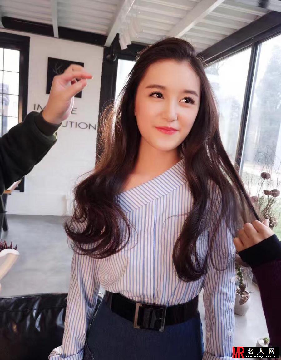 16岁少女蒋依依嘟嘴剪刀手萌翻众人(1)