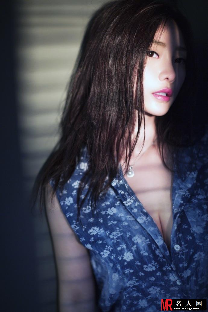 柳岩性感爆乳 这组写真让人喷血(1)