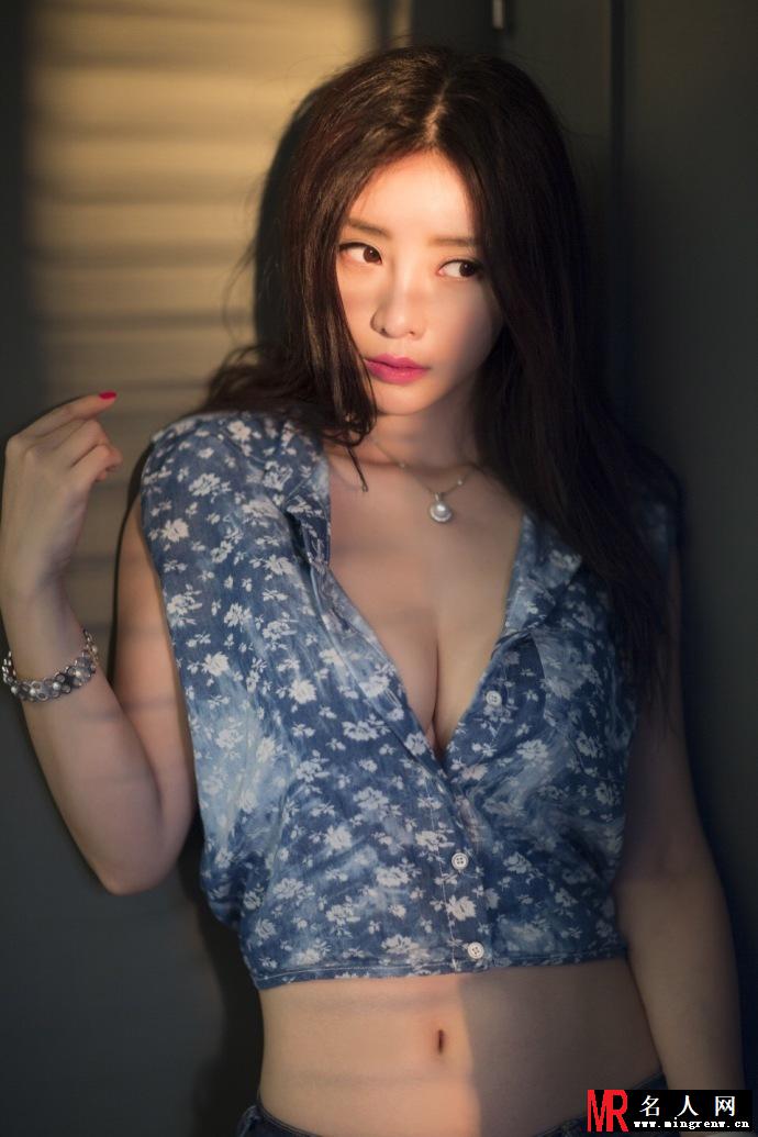 柳岩性感爆乳 这组写真让人喷血(1)