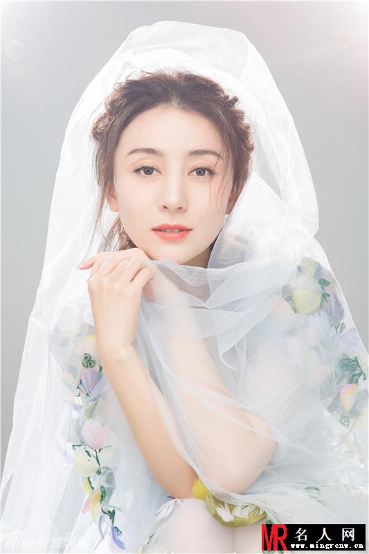 周庭伊一袭鲜花头纱裙 化身花仙子(1)